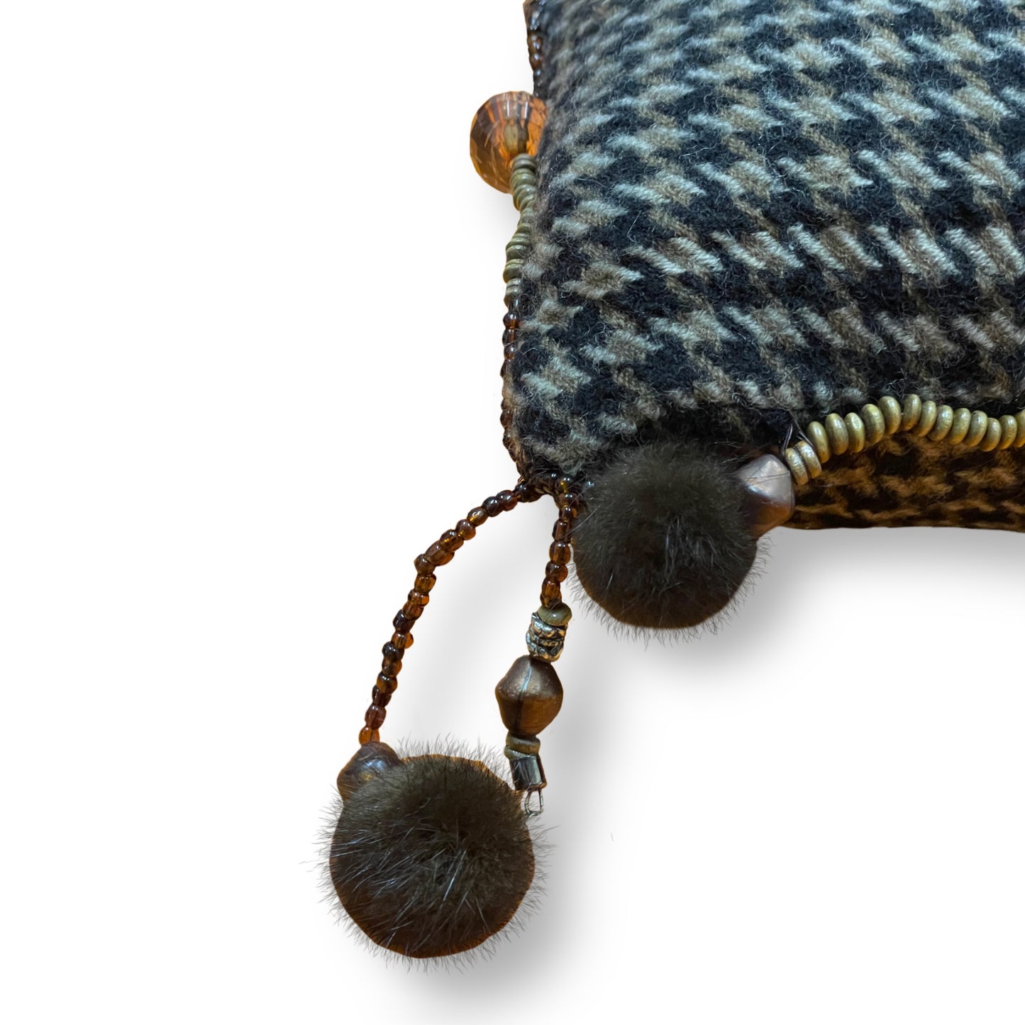 Oreiller long orné de pierres précieuses